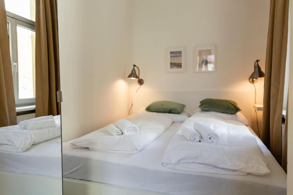 Savoir-Vivre In Unserer Zentralen Balkonwohnung Вена Экстерьер фото