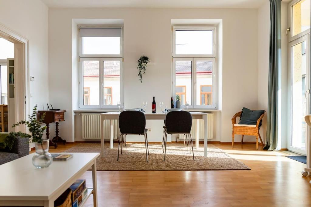 Savoir-Vivre In Unserer Zentralen Balkonwohnung Вена Экстерьер фото