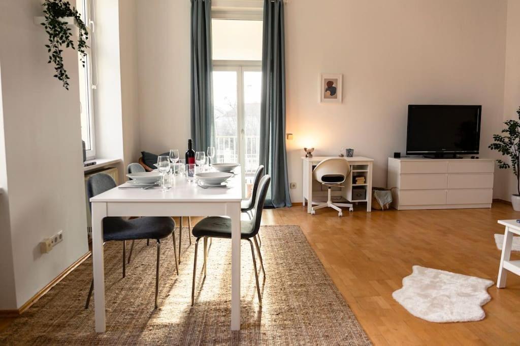 Savoir-Vivre In Unserer Zentralen Balkonwohnung Вена Экстерьер фото