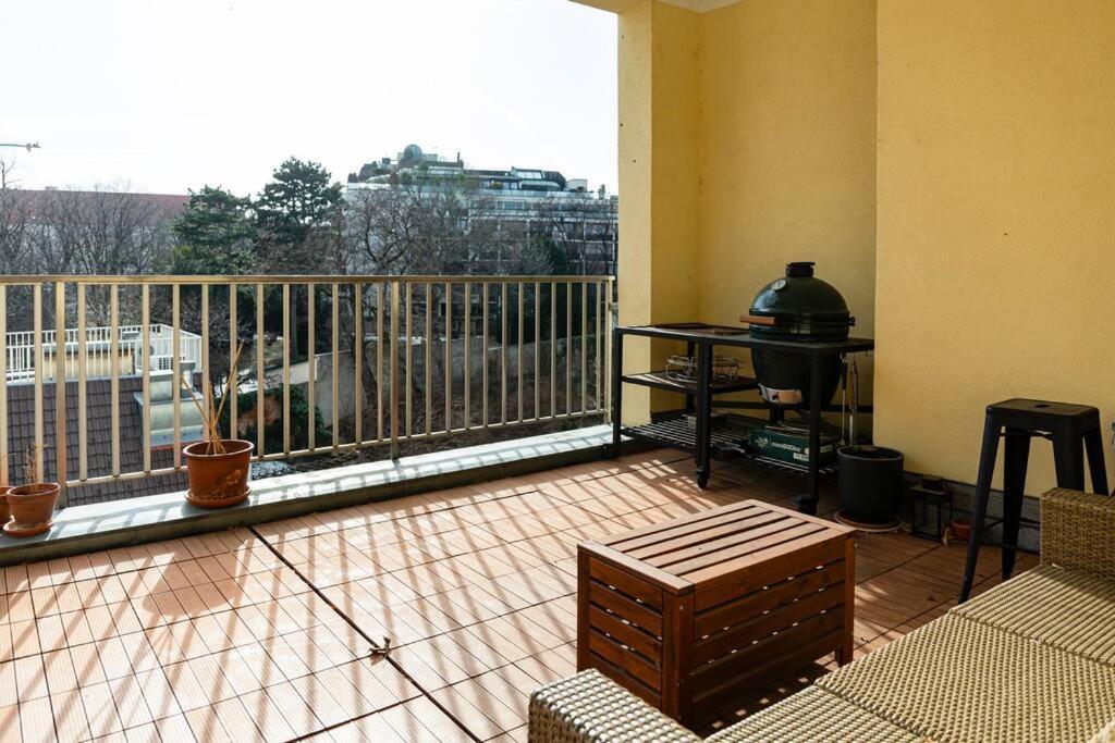 Savoir-Vivre In Unserer Zentralen Balkonwohnung Вена Экстерьер фото
