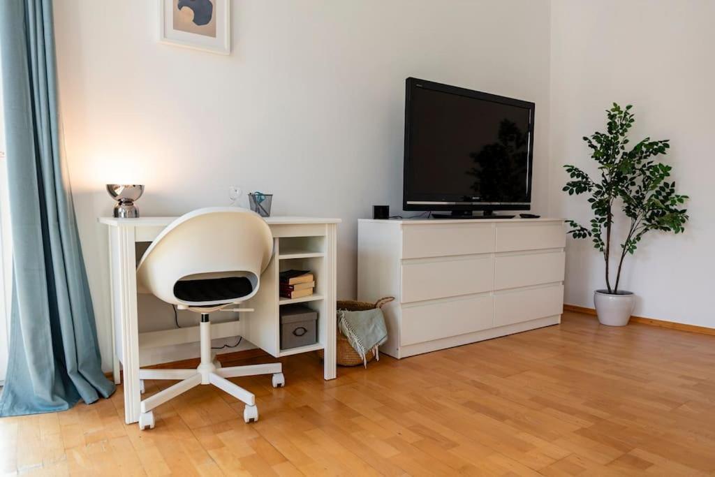 Savoir-Vivre In Unserer Zentralen Balkonwohnung Вена Экстерьер фото