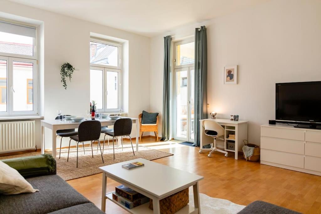 Savoir-Vivre In Unserer Zentralen Balkonwohnung Вена Экстерьер фото